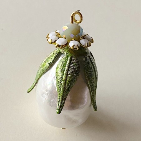 Charm pendente realizzato con goccia barocca bianca, cristalli e elementi vintage circa 32 x18 mm, x 1