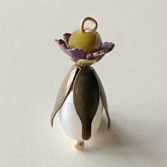 Charm pendente realizzato con perla di fiume ovoidale,...