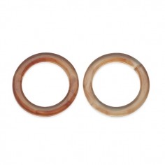 Coppia Charms in resina anelli chiusi color caramello...
