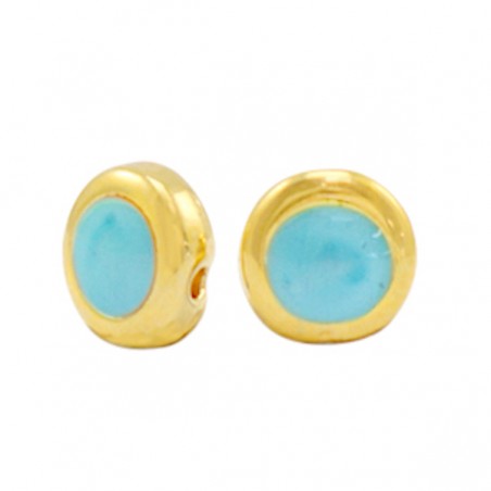 Piccolo charm distanziatore dorato tondo leggermente bombato con smaltatura turchese chiaro nel centro 8mm, x 1