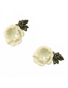 Charm smaltato a mano bianco con foglia verde scuro...