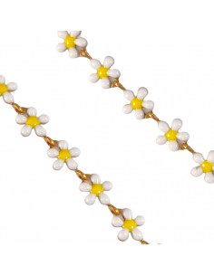 Catena in ottone con piccole margherite smaltate bianche...