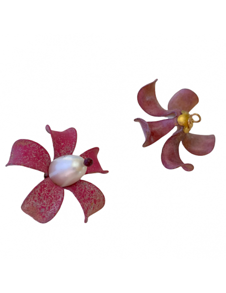 Charm pendente realizzato a mano con perlina di fiume fiore vintage verniciato fuxia/blu 20x26mm