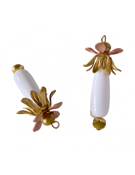 Charm "Le Bacche" realizzato a mano con perle in resina bianche, fiori in metallo vintage 42x9 mm