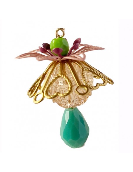 Charm  "Le Bacche" di Koccode realizzato a mano con fiori vintage, perle in lucite rosa chiaro e cristalli 43x26 mm, x 1