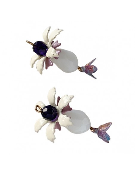 Charm "Le Bacche" di Koccode fatto a mano con fiori vintage smaltati panna e lilla,  e cristalli 35x20 mm, x 1