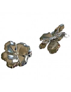 Charm fiore argento lucido con tre strati di petali...