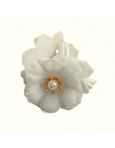 Charm pon pon composto da tre fiori in stoffa bianco...