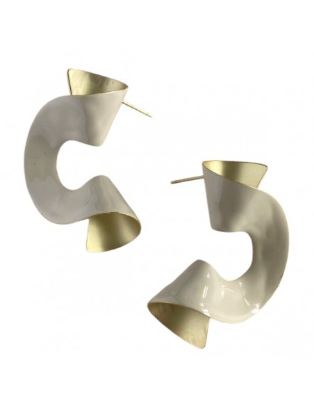 Grandi Orecchini dorati matta perno dalla forma attorcigliata smaltati bianco da un lato, 55x30 mm,  una coppia