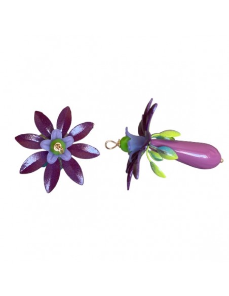 Charm "Le Bacche" di Koccode fatto a mano con perla in resina lilla, fiori vintage smaltati e in lucite 42x31mm, x 1