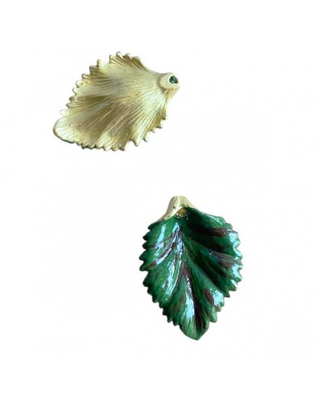 Charm dorato foglia smaltata a mano in verde scuro 17x12mm, x 1