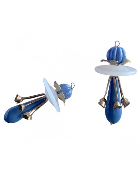 Charm "Le Bacche" di Koccode fatto a mano con perla in resina blu avio, fiori vintage in ottone grezzo 54x20 mm, x 1