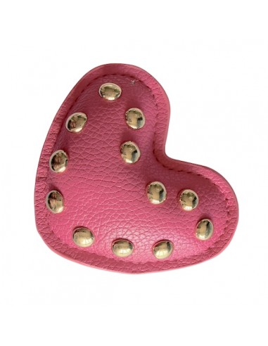 Charm cuore in ecopelle rosa con borchie dorate...