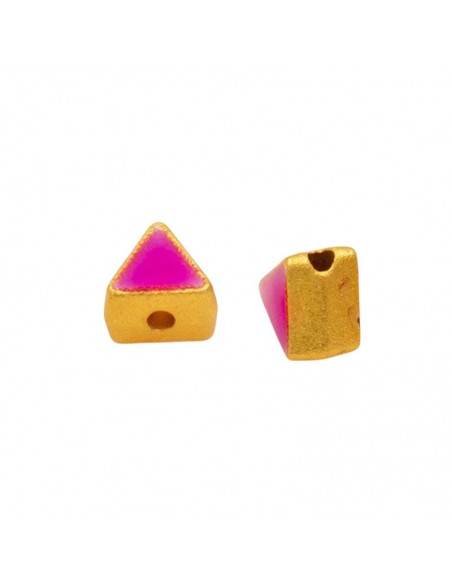 Perlina triangolare dorata matt con smaltatura centrale magenta  5x5mm con foro 1,5mm, x 1