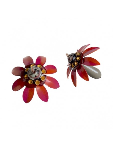 Charm "Le Bacche" di Koccode fatto a mano con perla in resina a goccia fango,fiori vintage prugna aranciati 47x42 mm, x 1