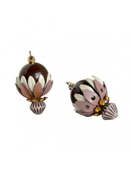 Charm "Le Bacche" di Koccode fatto a mano con perla in resina  cioccolato, fiori vintage panna e toffee 42x25 mm, x 1