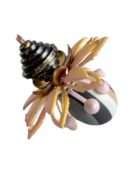 Charm "Le Bacche" di Koccode fatto a mano con perla in resina borgogna, fiori vintage melanzana e aranciati 40x38 mm, x 1