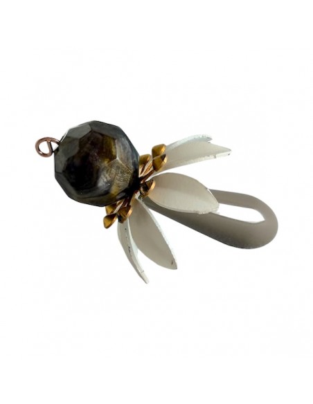 Charm "Le Bacche" di Koccode fatto a mano con perla in resina a goccia fango, fiori vintage panna 50x28 mm, x 1