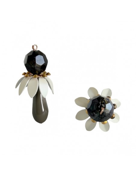 Charm "Le Bacche" di Koccode fatto a mano con perla in resina a goccia fango, fiori vintage panna 50x28 mm, x 1