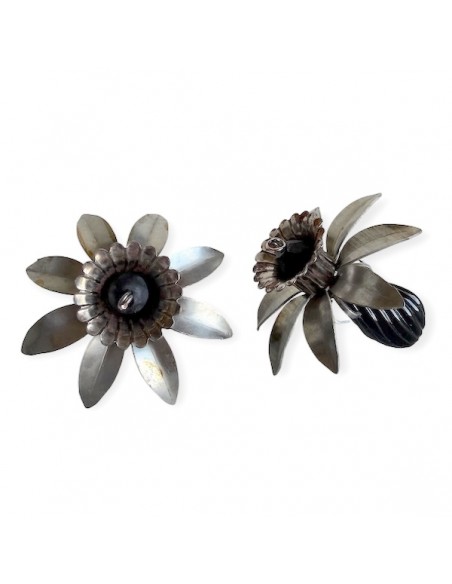 Charm "Le Bacche" di Koccode fatto a mano con perla in resina nera, fiori vintage argento anticato 42 mm, x 1