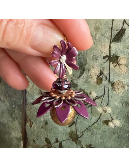 Charm "Le Bacche" di Koccode fatto a mano con perla in resina ambrata, perle in vetro, fiori vintage prugna 35x20 mm, x 1