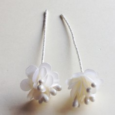 Fiorellini in stoffa color crema con gambo in filo...