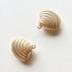 Charm in metallo, conchiglia colore oro bombata 18x15x6