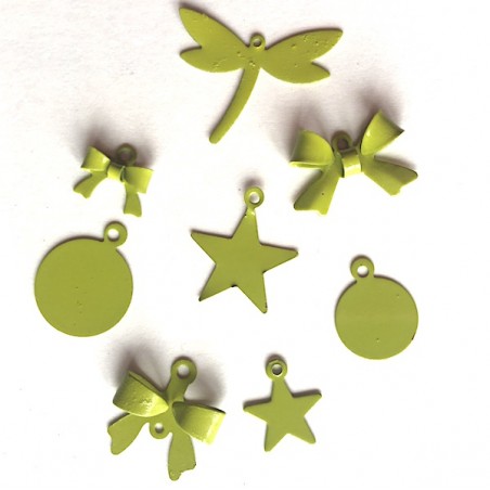 Fantasia di 8 charms smaltati color verde mela di varie dimensioni.
