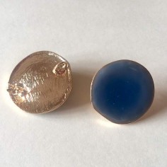 Grande orecchino dorato smaltato azzurro tondo irregolare...