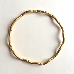 Bracciale rigido pendente dorato matt cerchio dal bordo...