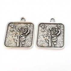Coppia di charms quadrati color argento con in rilievo...