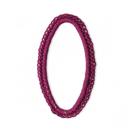 Pendente anello dorato piatto ovale con ricamo in macramè color fuxia 44x24mm, x 1