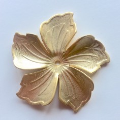 Charm dorato satinato grande fiore 46 mm, x 1