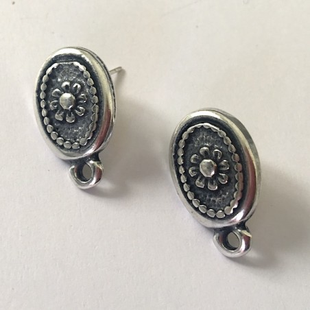 Orecchino a chiodo argentato ovale con inciso nell'interno un fiore 20x11 mm, una coppia
