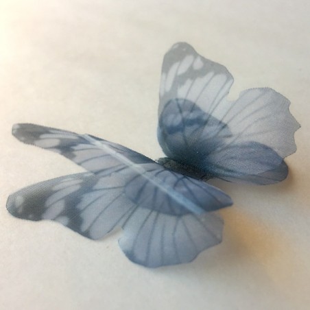 Farfalla in organza nei toni dell'azzurro con doppie ali per un effetto tridimensionale 35x30 mm, x 1