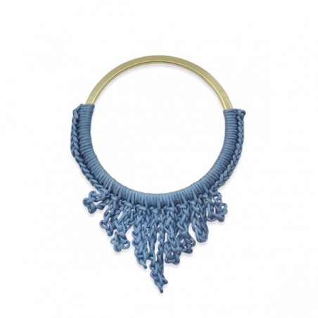 Pendente anello dorato piatto con ricamo in macramè color blu cielo 60x40mm, x 1