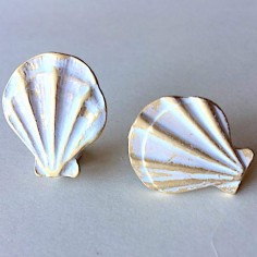 Orecchino a chiodo dorato satinato con patinatura bianco...