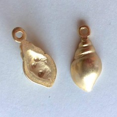 Charm dorato satinato conchiglia 27x13 mm, x 1