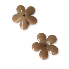 Charm fiorellino in resina color sabbia con foro centrale...