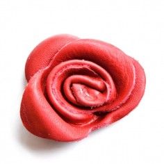 Rosa in pelle color corallo foro centrale 4,5 cm circa, x 1