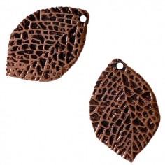 Charm ramato a forma di foglia con in rilievo le venature...