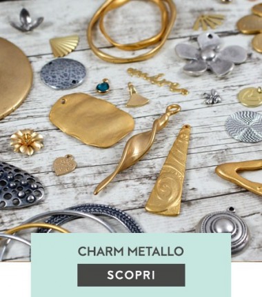 Charms in metallo