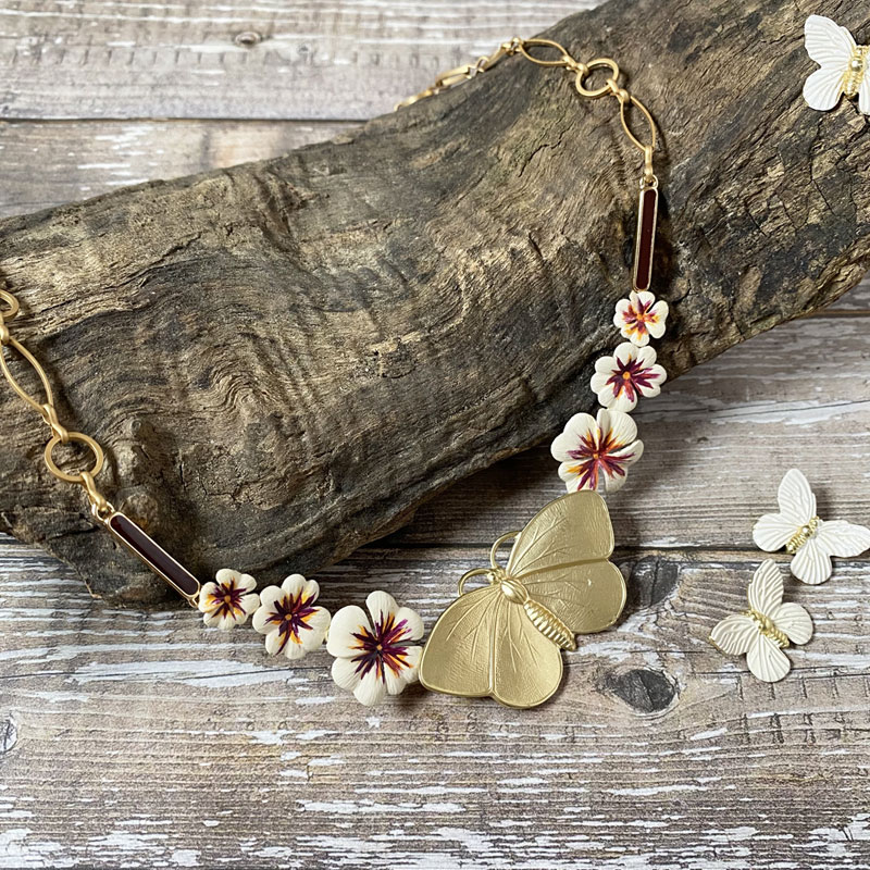 Girocollo con fiori smaltati e farfalle