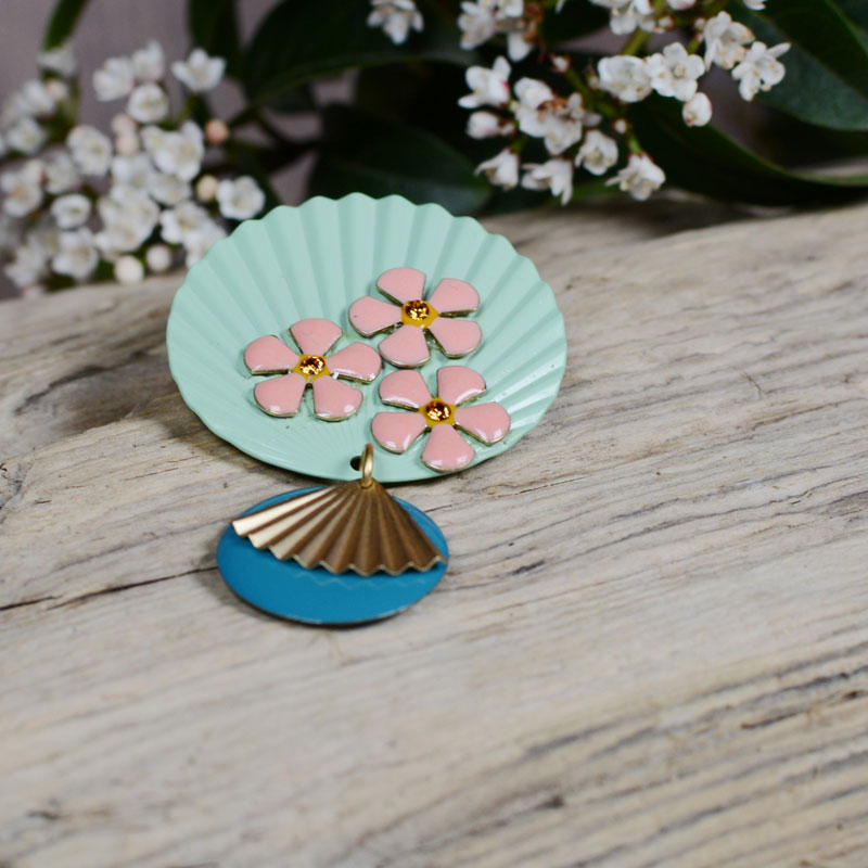 Spilla per abiti smaltata verde "Sakura" - Dettaglio