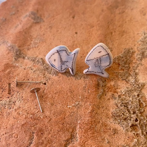 Piccoli orecchini in ceramica fatti a mano "Little Fish"