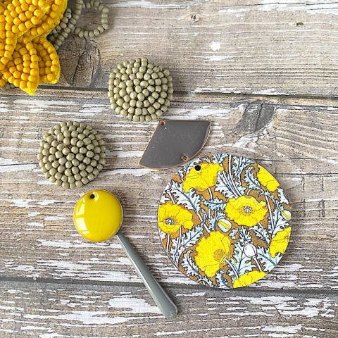 Orecchini asimmetrici con charms in legno "Yellow Autumn"