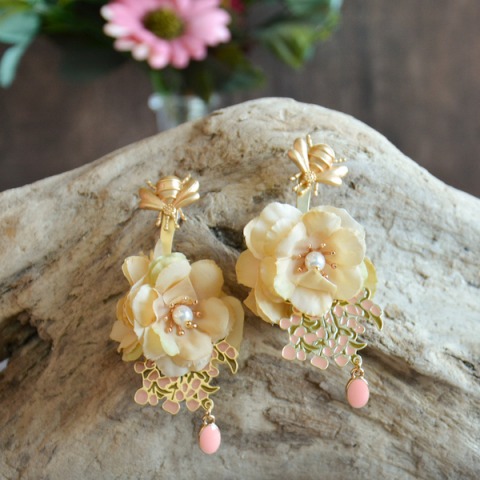 Lunghi orecchini dorati " Fiore di ciliegio"