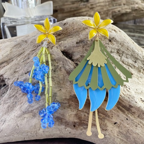 Lunghi orecchini  "Tulipano, Blu cielo"