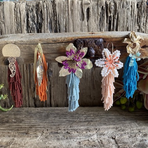 Mono orecchini con grandi nappine con corallini "Exotic Dreams"