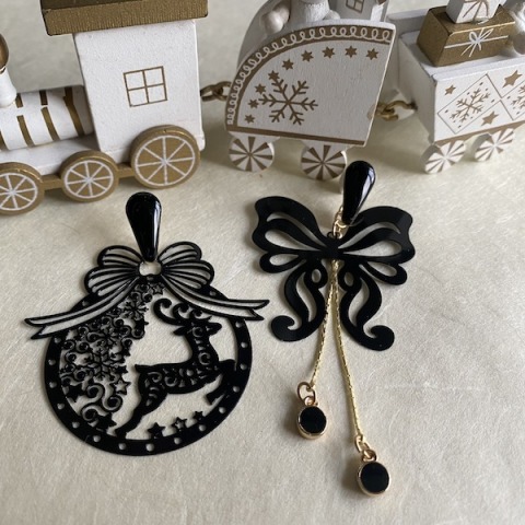 Orecchini smaltati neri "Christmas bows"